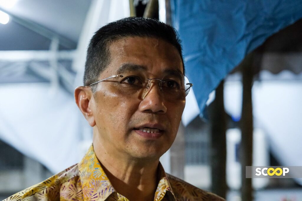 Azmin, Juwairiya bank on different campaign styles in Hulu Kelang | Scoop