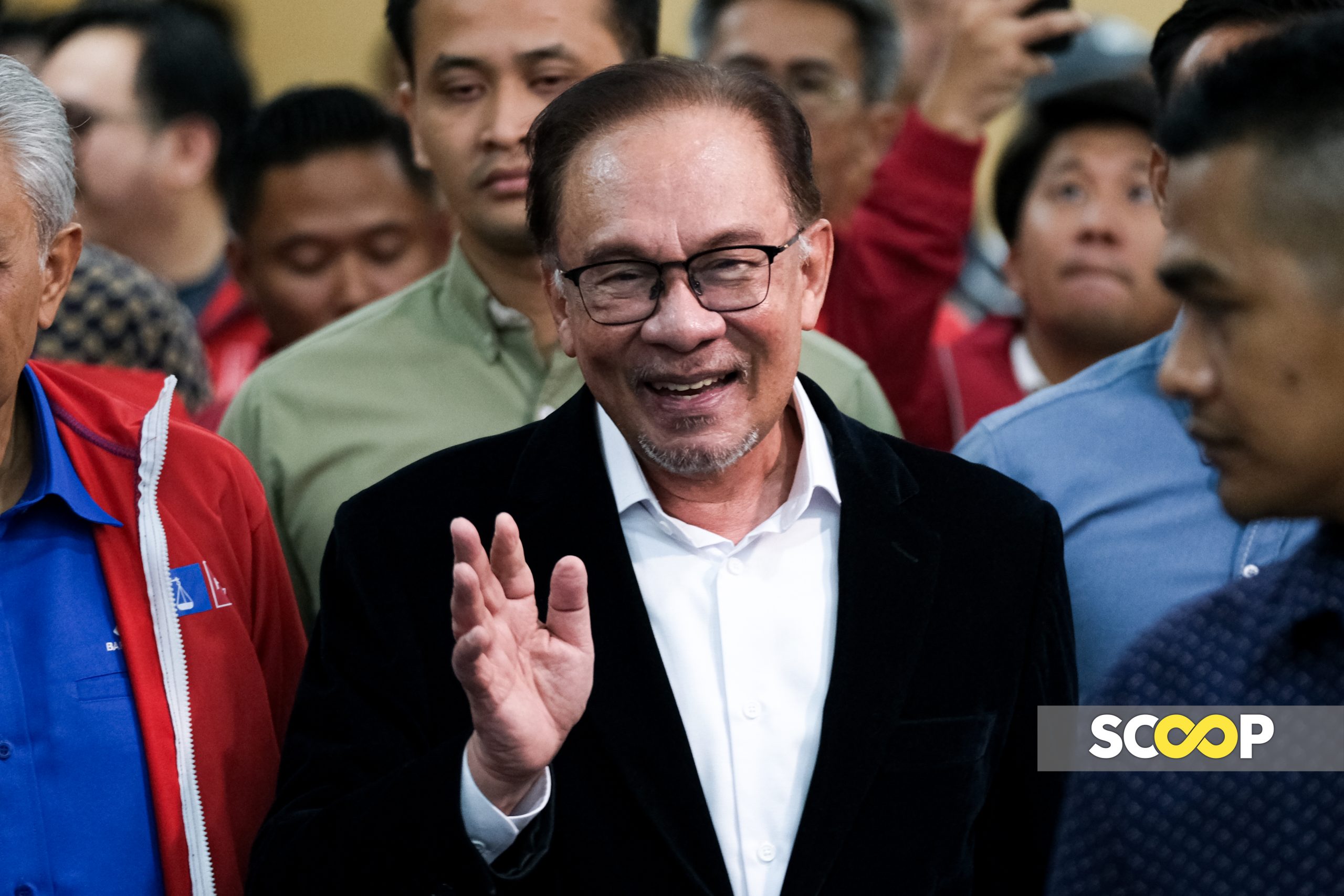 Fly the Jalur Gemilang, demonstrate love, loyalty for country: Anwar