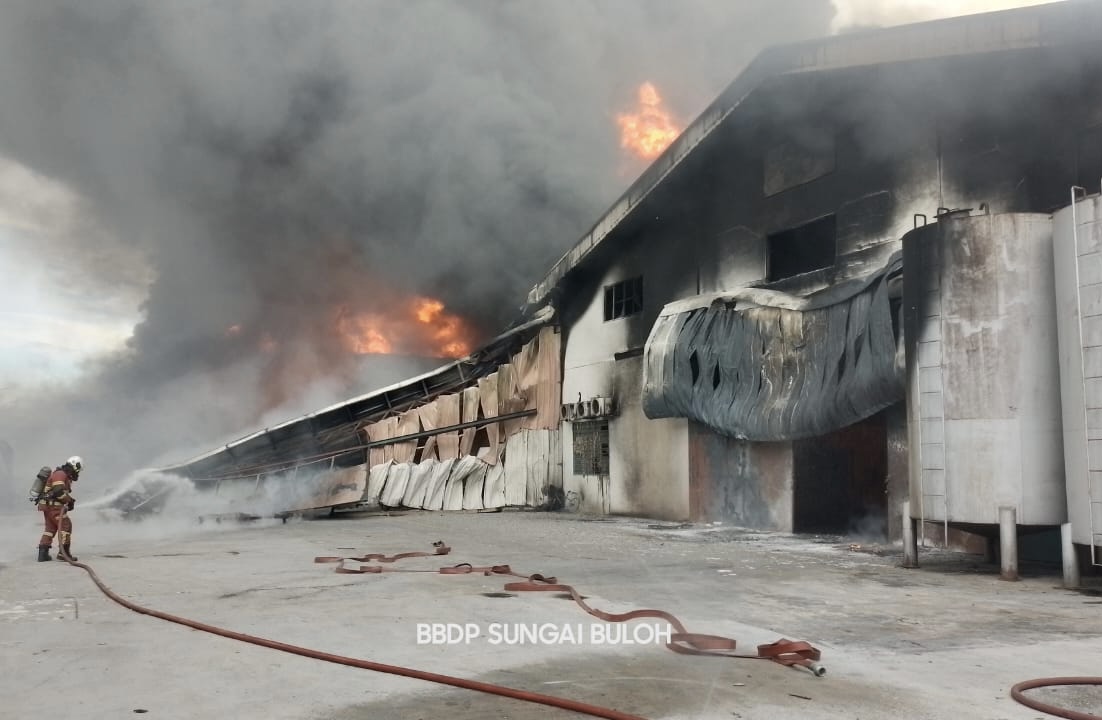 Factory inferno engulfs Sungai Buloh industrial zone