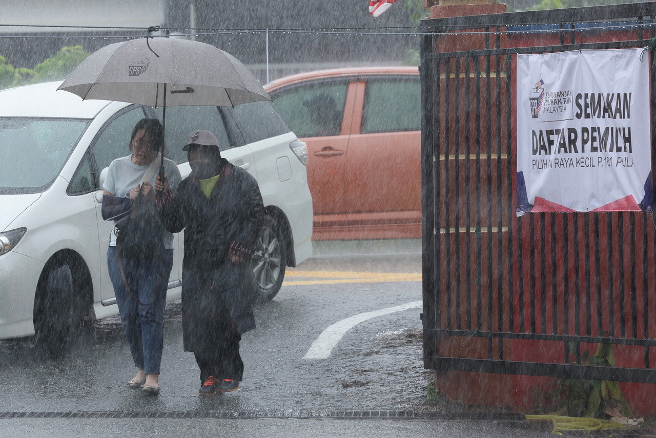 Morning deluge no obstacle to Pulai voters working in Singapore 