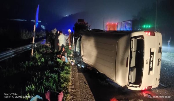 Car-van crash near Gerik kills two, injures 11