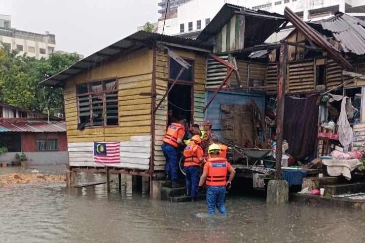 Klang Valley flash floods strike homes, prompt road closures