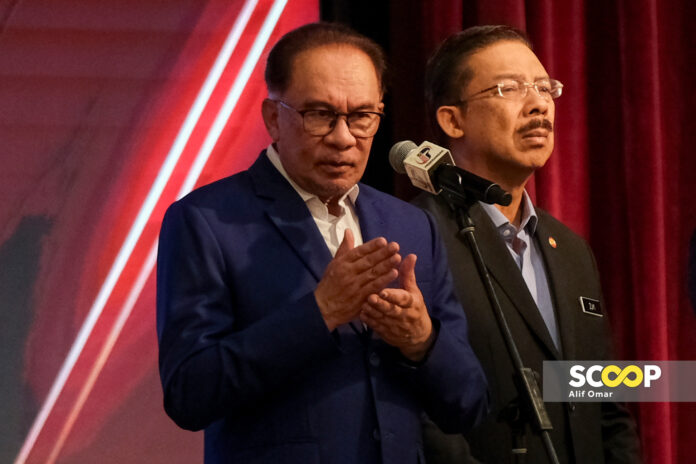 16102023 -Perdana Menteri Datuk Seri Anwar Ibrahim bersama warga Jabatan Perdana Menteri bagi bulan Oktober tahun 2023 di Puspanita Putrajaya - ALIF OMAR10