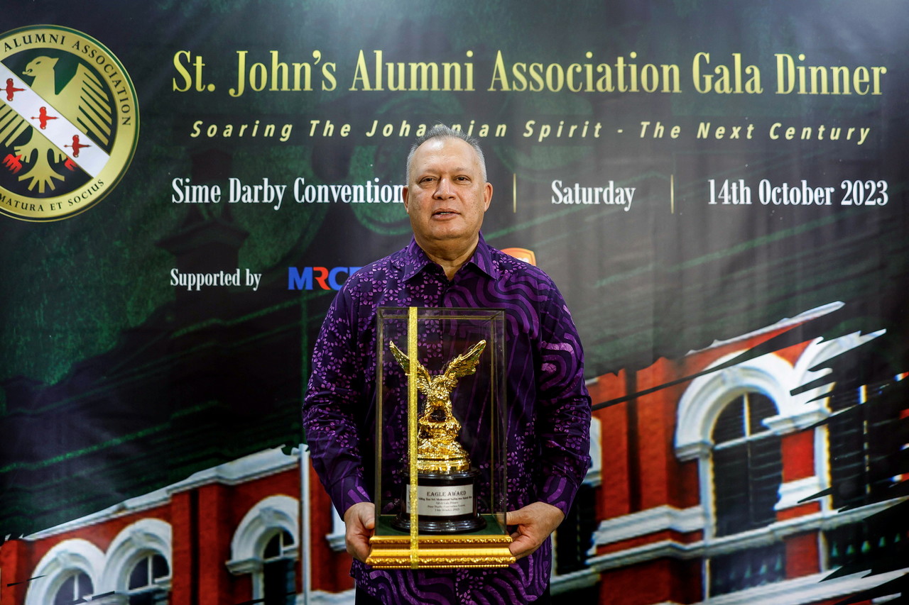 MCMC chairman receives St John’s Alumni Association’s Eagle Award