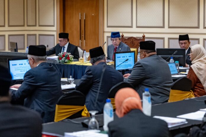 280823-Sultan-Sharafuddin-Idris-Shah-Anwar-Anwar-Ibrahim-FB (1)