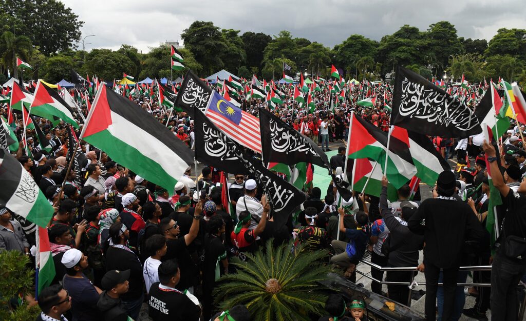 Malaysians brave rain, unite in prayer and solidarity for Palestine in