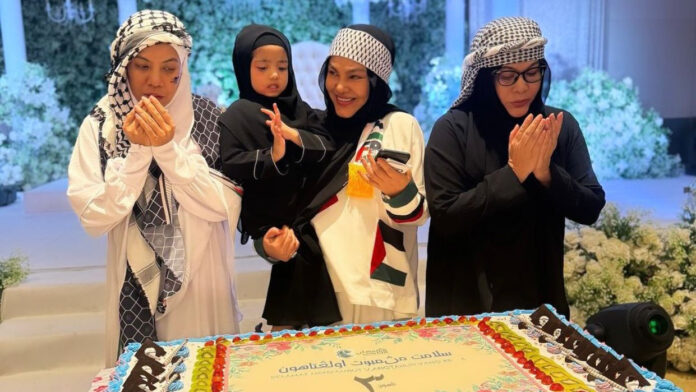 cropped Umie Aida bersama kakaknya, Erma Fatima dan adiknya, Betty Rahmad
