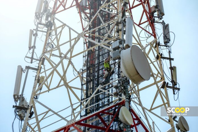 24102023 - Telecommunication Antenna for Mobile 4G 5G Network Coverage - ABDUL RAZAK LATIF 003