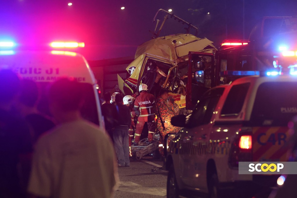 Tragic crash: lorry driver killed in six-vehicle pile-up on North-South Expressway