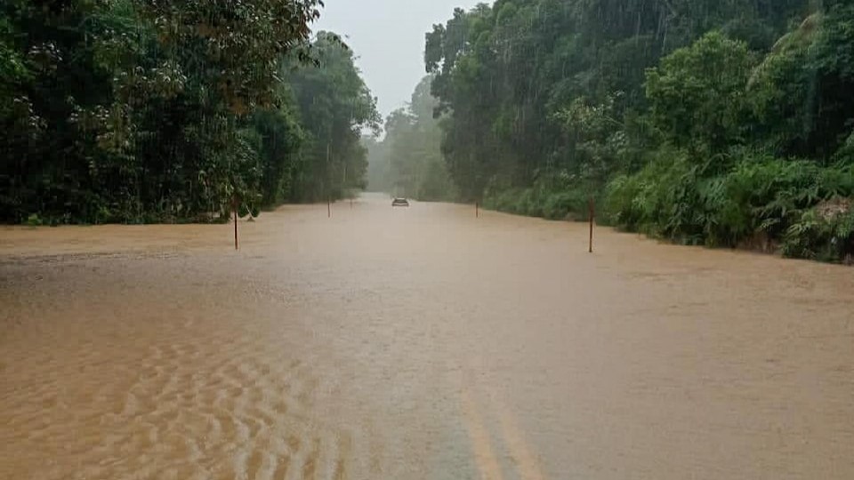 Sg Jemaluang overflow: heavy rain causes road closures, stranded vehicles
