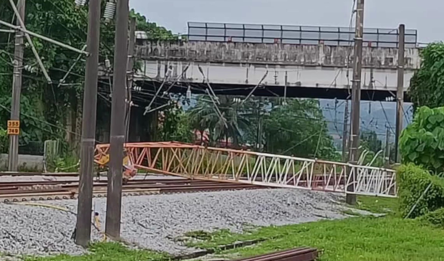 [UPDATED] Collapsed crane on train track due to weak soil: KTMB group chief