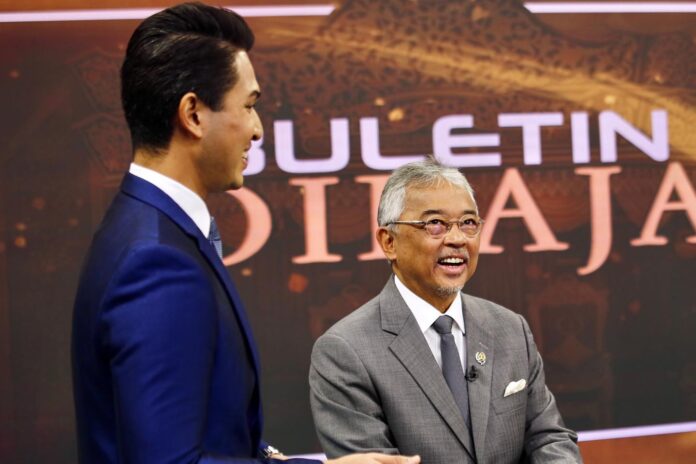 Al-Sultan Abdullah Ri'ayatuddin Al-Mustafa Billah Shah-at TV3 to record Royal Bulletin for Buletin Utama-TV3 Malaysia fb