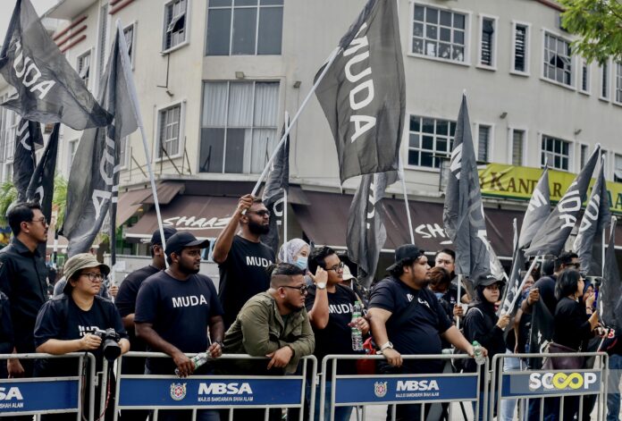 07 - Para penyokong di pekarangan Pusat Penamaan DUN Kota Anggerik dan DUN Batu Tiga 2 (1)