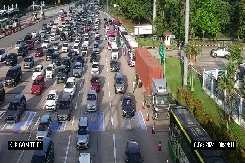 Traffic on first morning of CNY slow but moving smoothly