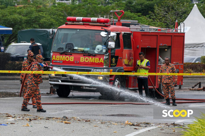 11-18082023-Anggota-Bomba-sedang-melakukan-pembersihan-di-tempat-kejadian-terhempas-kapal-terbang-Alif-Omar_9-scaled
