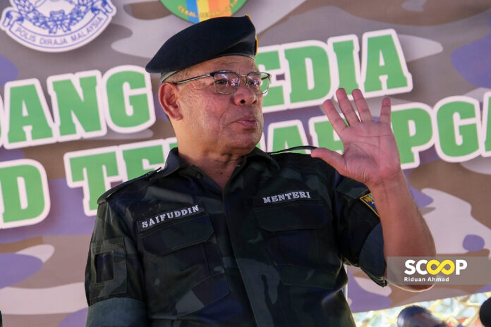 16022024 - Menteri Dalam Negeri, Datuk Seri Saifuddin Nasution Ismail ketika melakukan lawatan ke Kem PGA Briged Tengah Cheras. RIDUAN RIZAL AHMAD009