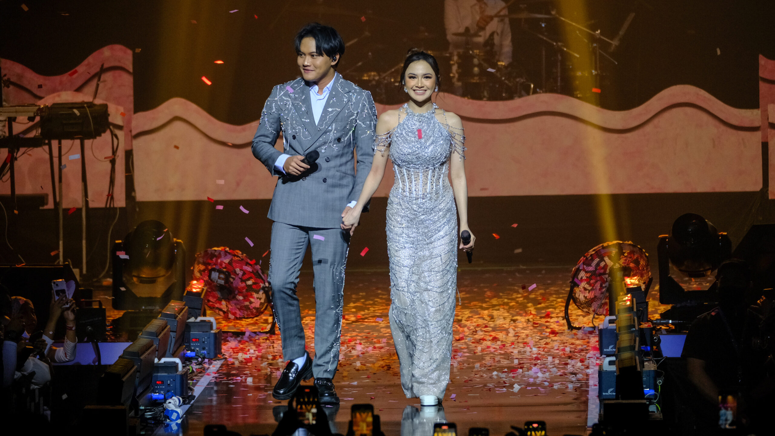 Romantis sekali aksi Mahalini dan tunangnya, Rizky Febian saat ...