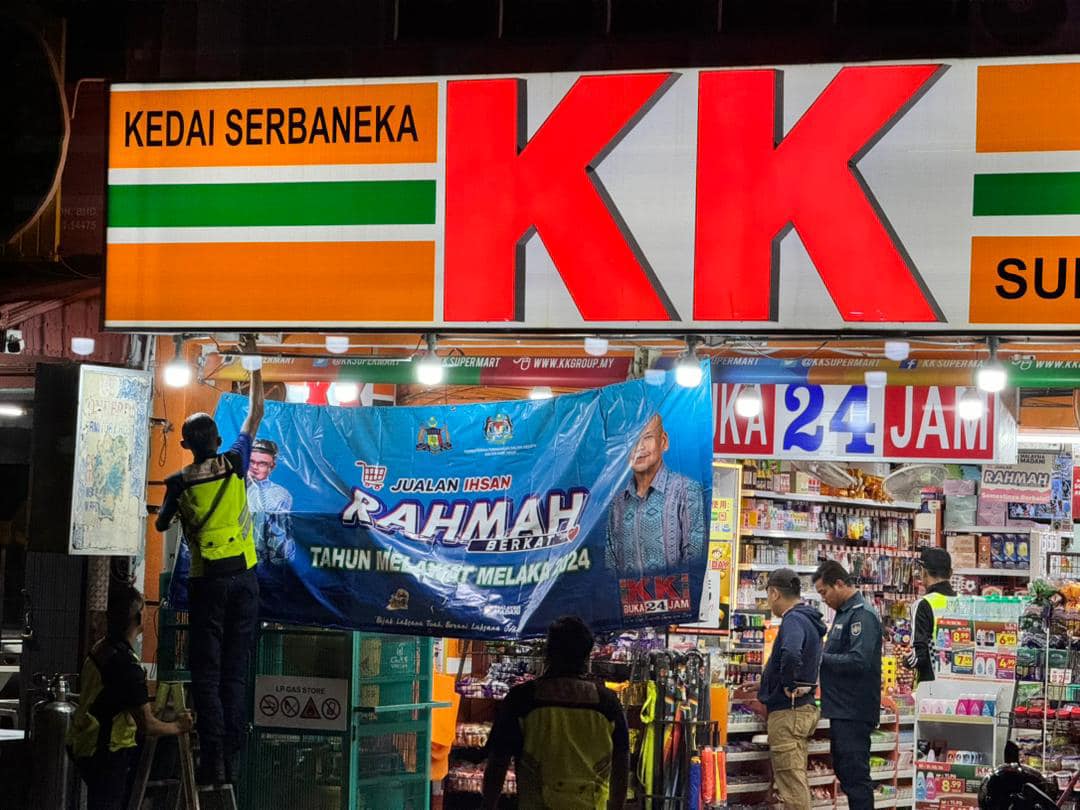 Kita minta KK Mart naik banner minta maaf, banner lain mereka naikkan:  Akmal