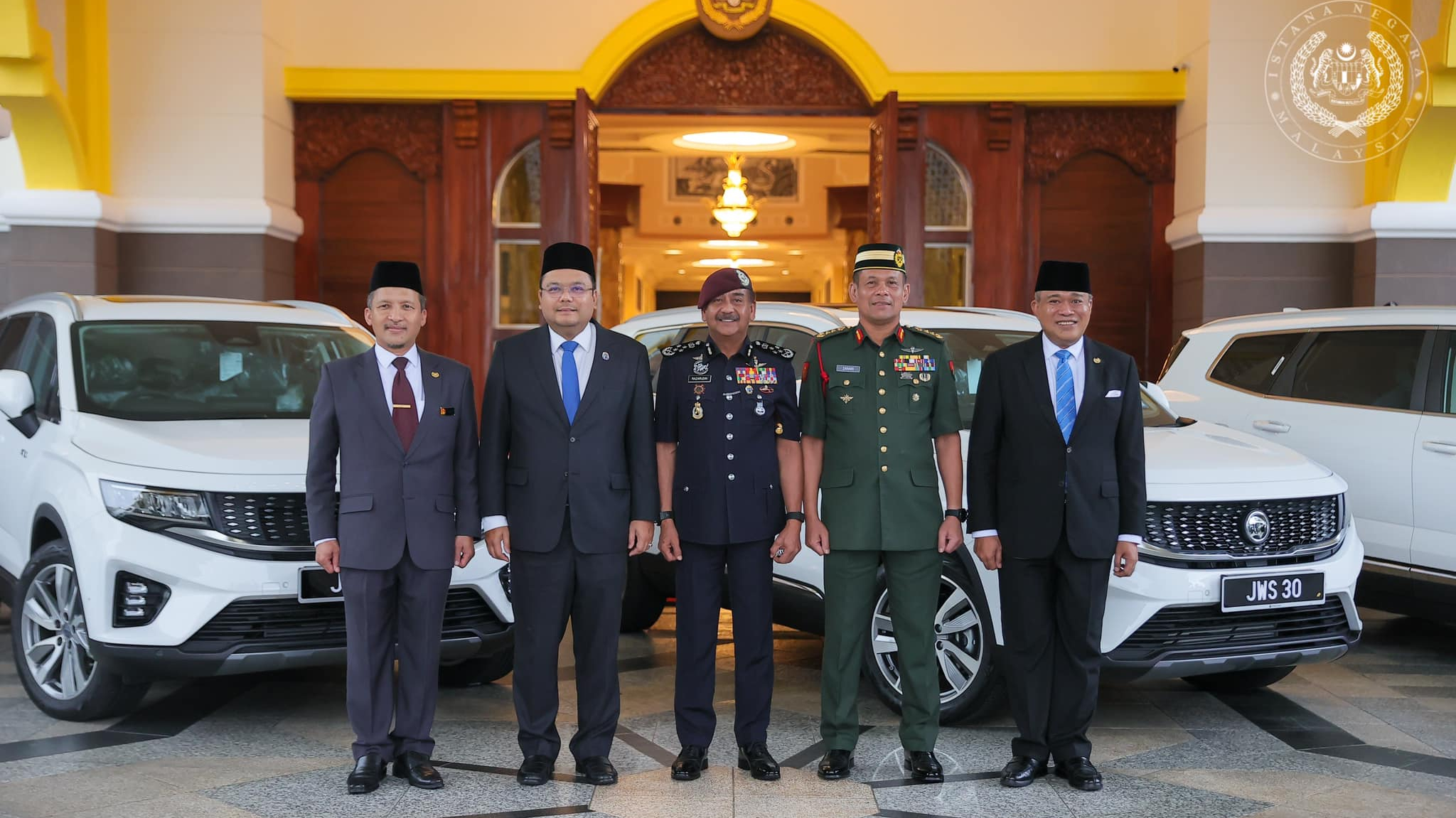Agong kurnia X90 kepada Ketua Polis Negara, pegawai kanan Istana Negara