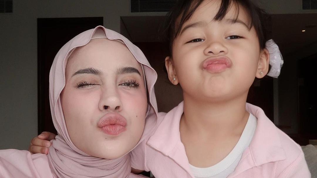 Anak instafamous Indonesia, Emy Aghnia jadi mangsa dera pengasuh