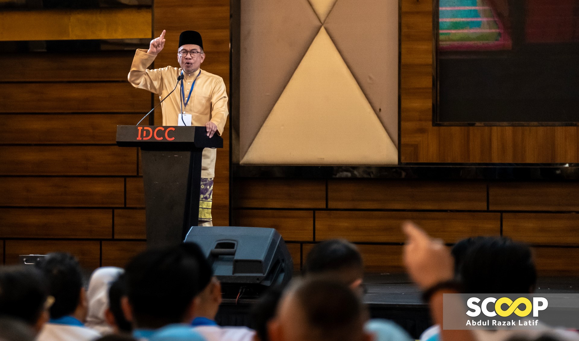 You won't succeed in breaking unity govt, Anwar tells 'desperados' 