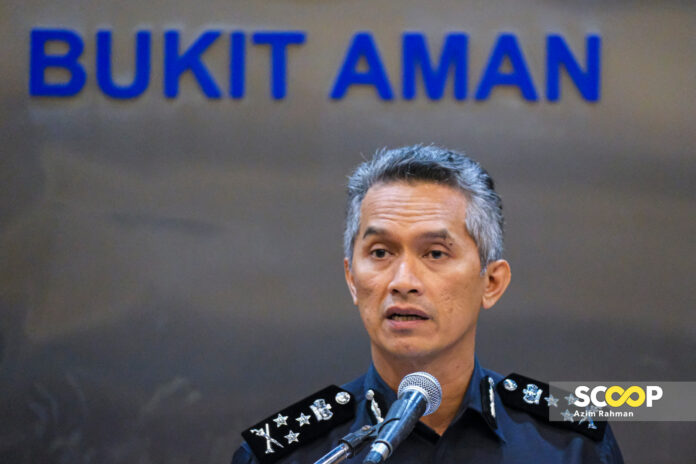 Pengarah Jabatan Siasatan Jenayah, Datuk Seri Mohd. Shuhaily Mohd. Zain memberikan kenyataan media dalam sidang media yang berlangsung di Bukit Aman