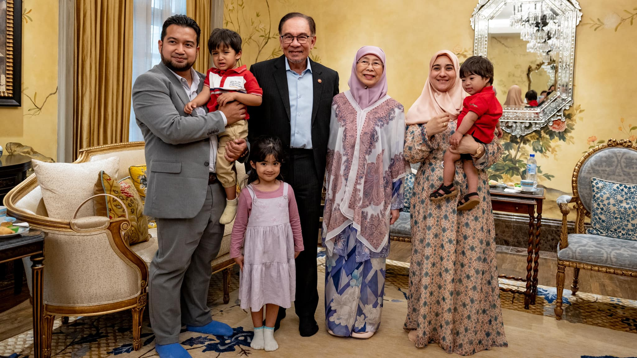 PM, isteri bertemu keluarga Nadir, ‘anak-anaknya teruja lihat telur, tembikai’