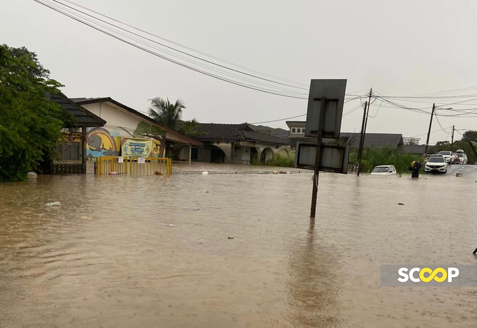 Hujan lebih sejam, Kampung Melayu Subang dilanda banjir kilat