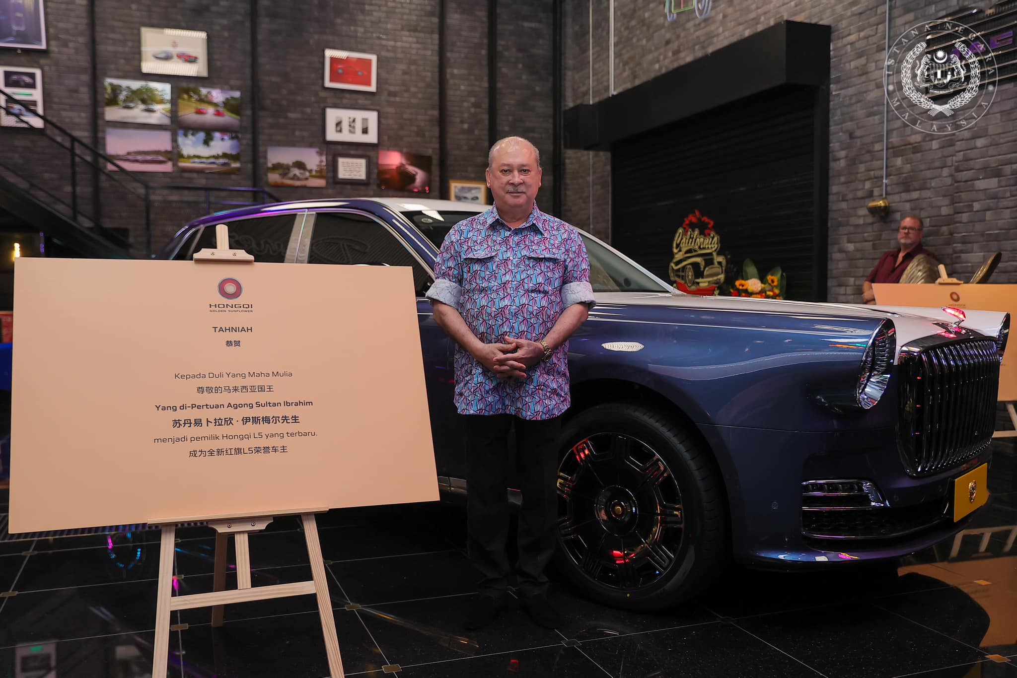 Agong pemilik pertama di dunia terima kereta sedan mewah Hongqi L5