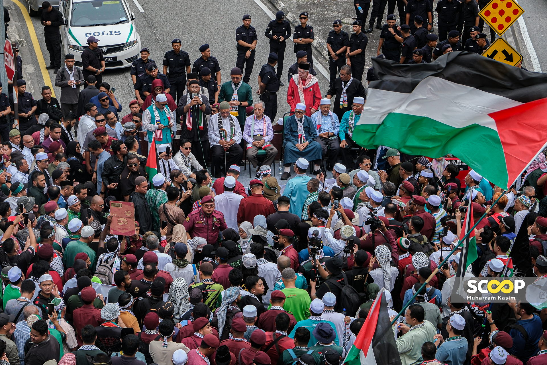 Dr Mahathir among thousands at pro-Palestine rally near US Embassy