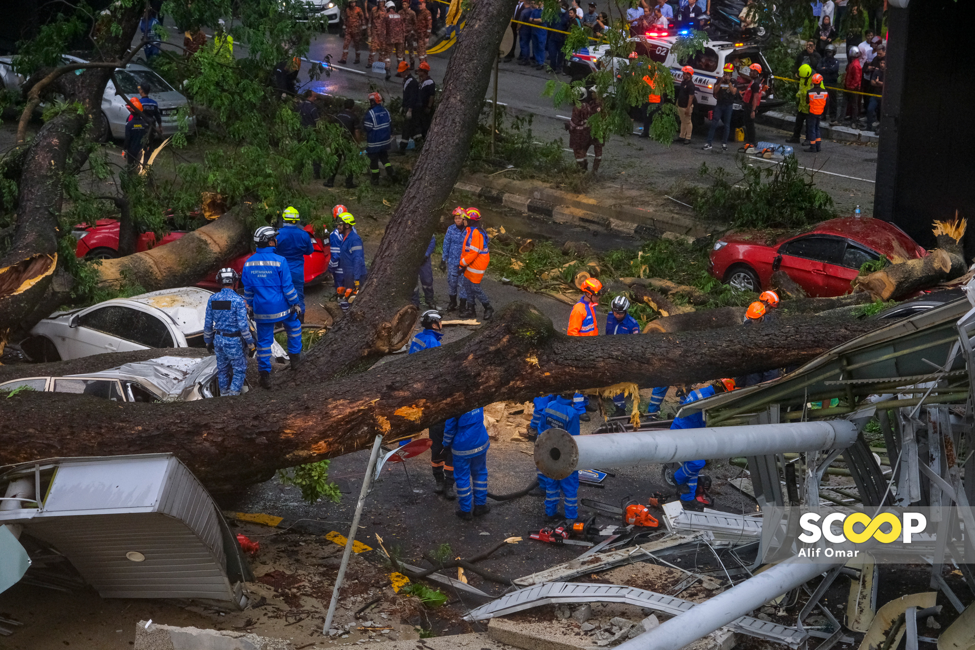 Tragic thunderstorm: one dead after huge uprooted tree falls on Jalan Sultan Ismail