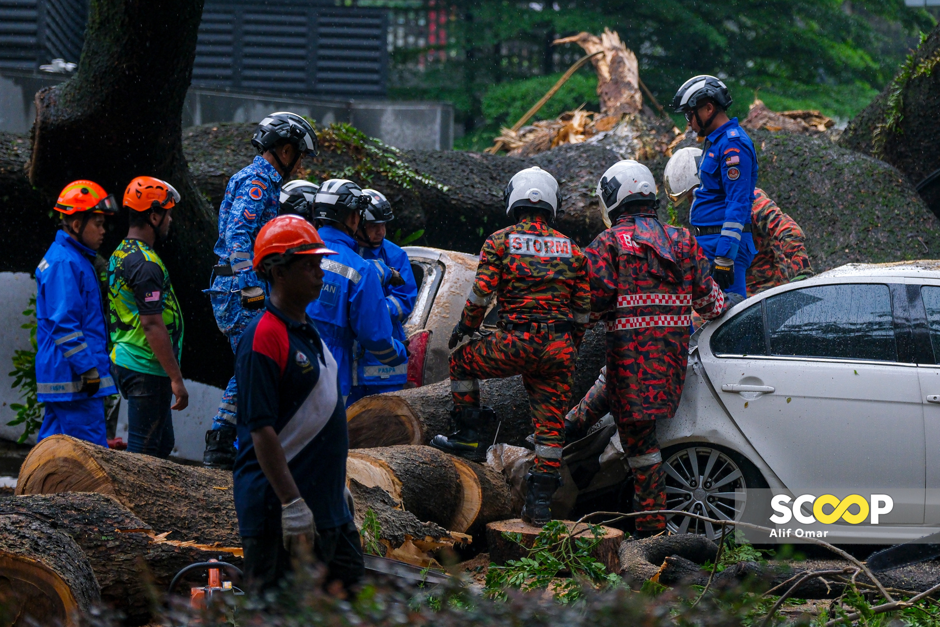 KL Concorde Hotel staff quick to assist after fallen tree traps people, cars