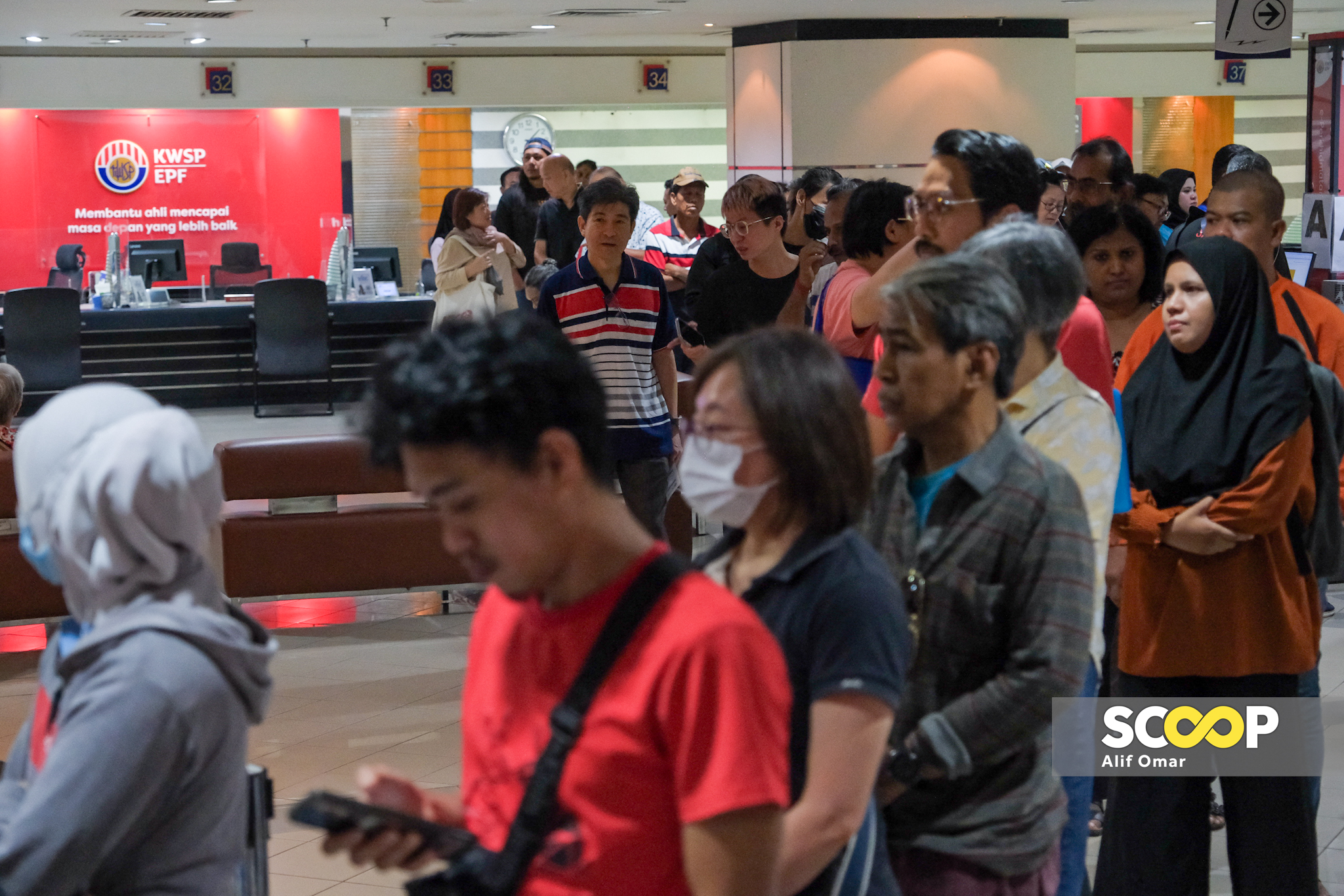 Photo of the day: EPF office overwhelmed as Account 3 transfers attract crowd