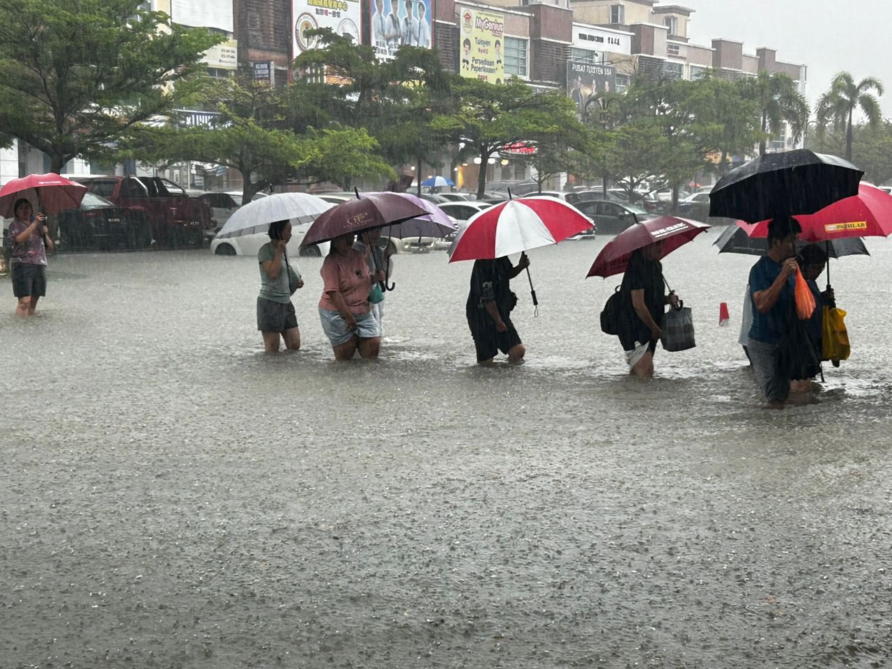 Flash floods hit Klang Valley after downpour
