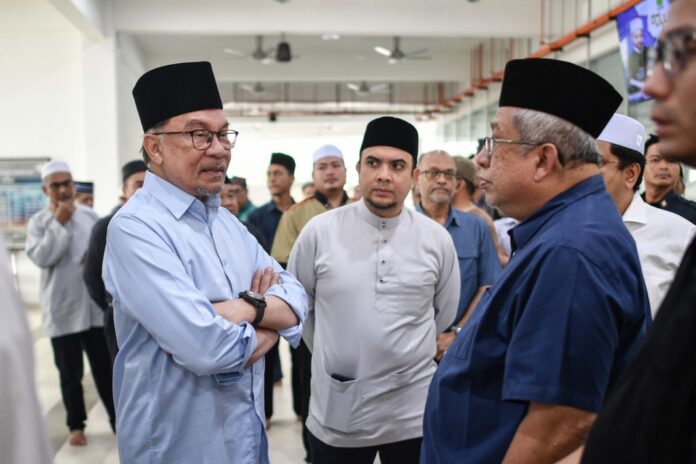 anwar-rozaid funeral-bernama
