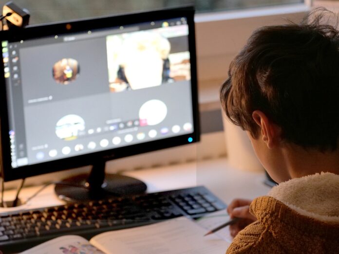 child-online-social-media-internet-pixabay