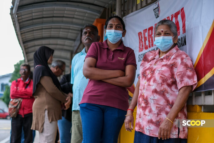 Orang ramai ketika proses membuang undi dalam Pilihan Raya Neger