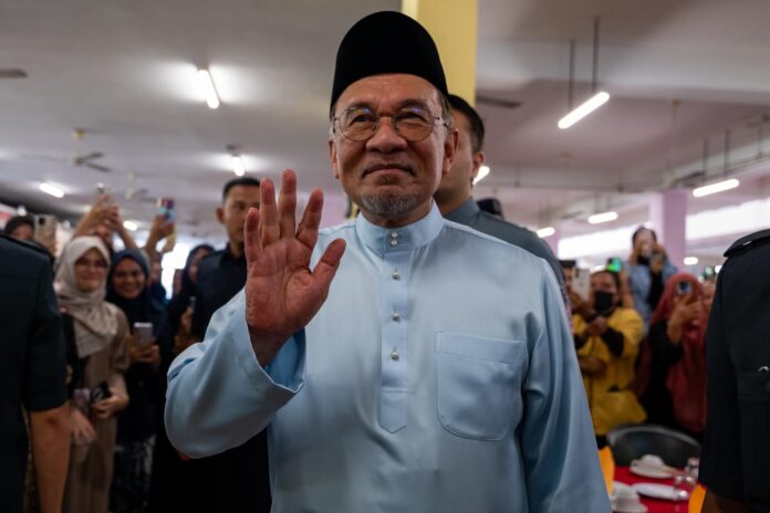 Anwar Ibrahim Facebook pic