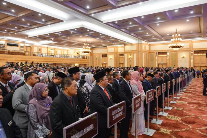 Putrajaya-Civil-servants-under-PM-Dept-meeting-with-prime-minister-on-Dec-11-Jabatan-Perdana-Menteri-fb-2