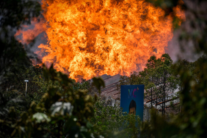 KEBAKARAN SALURAN PAIP GAS putra heights gas pipe fire