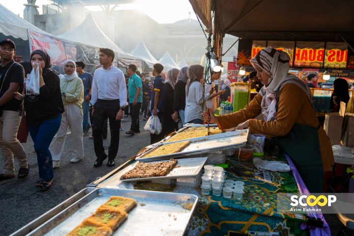 19032024 - Tinjauan orang ramai membeli juadah berbuka di bazar ramadan Putrajaya - AZIM RAHMAN